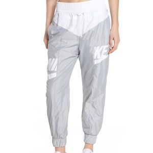 Nike Woman’s Sportswear Windrunner Track Pants